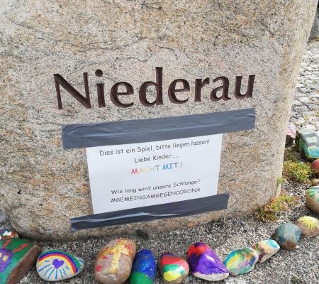 Schlange mit bemalten Steinen