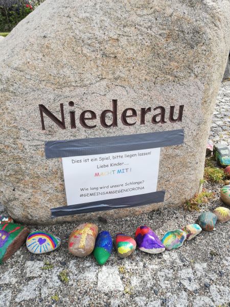 Schlange mit bemalten Steinen