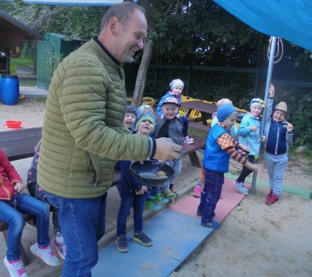 Bürgermeister beim Kartoffelweitwurf