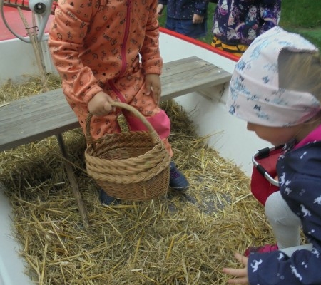 eiersuchende Kinder im Stroh