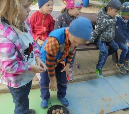 Kinder beim Kartoffelweitwurf