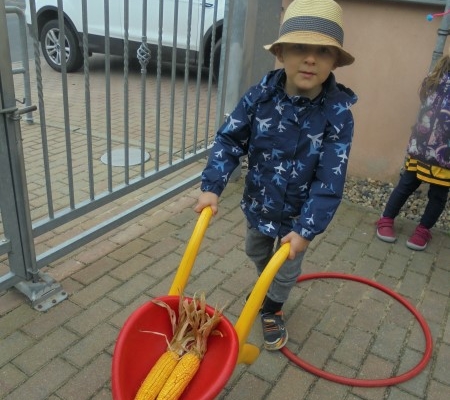 Schubkarrenwettlauf mit Maiskolben