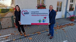 Namensschild päsentiert von Kita-Leiterin und Bürgermeistern