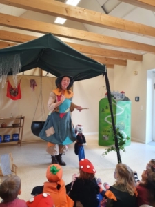 Hexe Gundula auf der Bühne