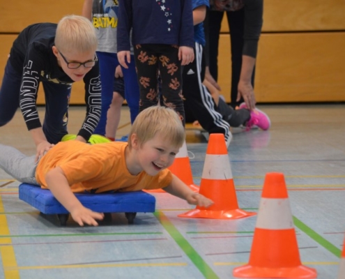 Slalom beim Bummi-Pokal 2 Kinder beim Slalomschieben
