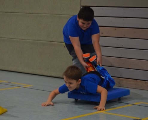 Wettkampf beim Bummi-Pokal 2 Kinder beim Slalomschieben