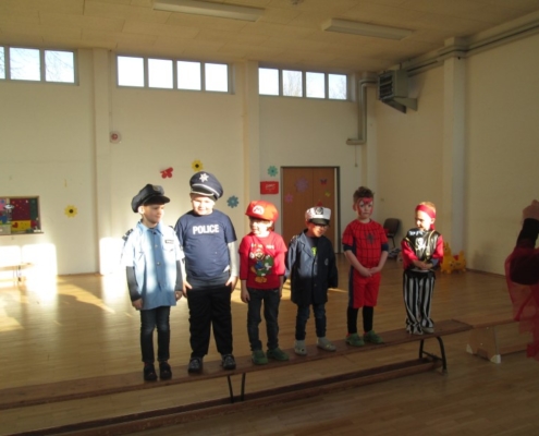 aufgereiht 6 verkleidete Jungs