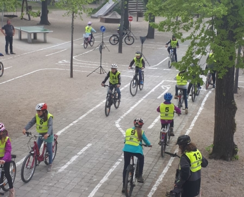 Üben im Verkehrsgarten Kinder im Verkehrsgarten