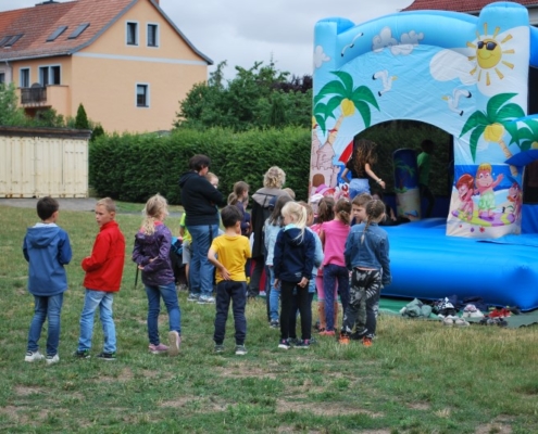 Anstehen an der Hüpfburg