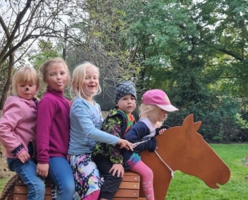 Ritt auf der Pferdeattrappe