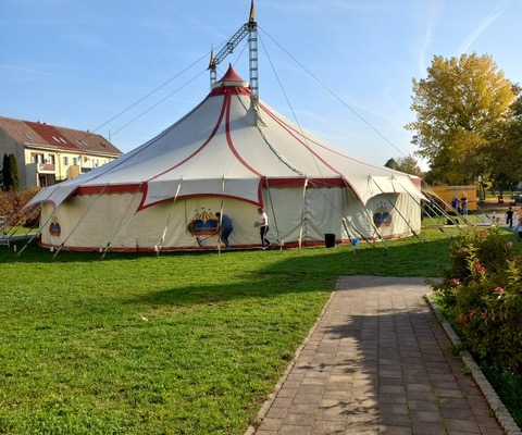 2 Das Zirkuszelt auf dem Sportplatz