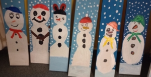 Schneemänner auf Holz gemalt