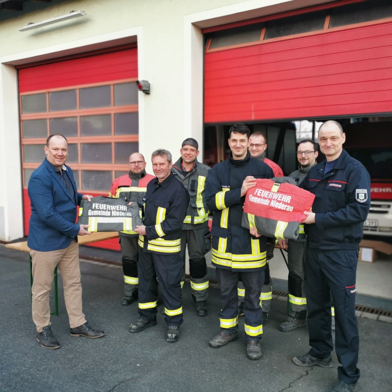 Übergabe der neuen Schutzkleidung