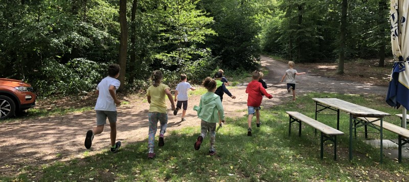 Kinder beim Mannschaftsstart zum Wettlauf