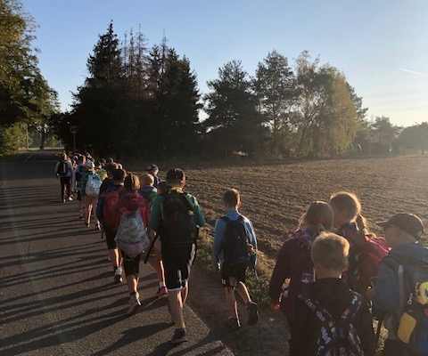 Anmarsch bei herbstlichem Sonnenschein