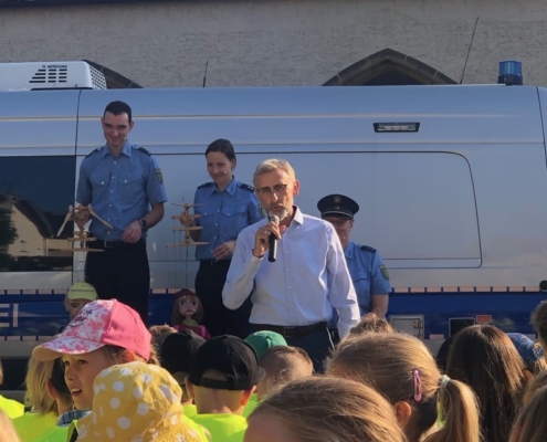 Auch der Innenminster hilft mit