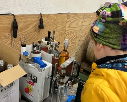 4 An der Etikettiermaschine durften die Kinder arbeiten