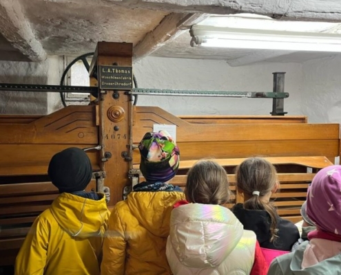 7 Die Kinder staunen über die alte Rolle im Handarbeitshaus