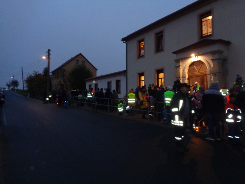 Eltern und Kinder warten auf den Beginn