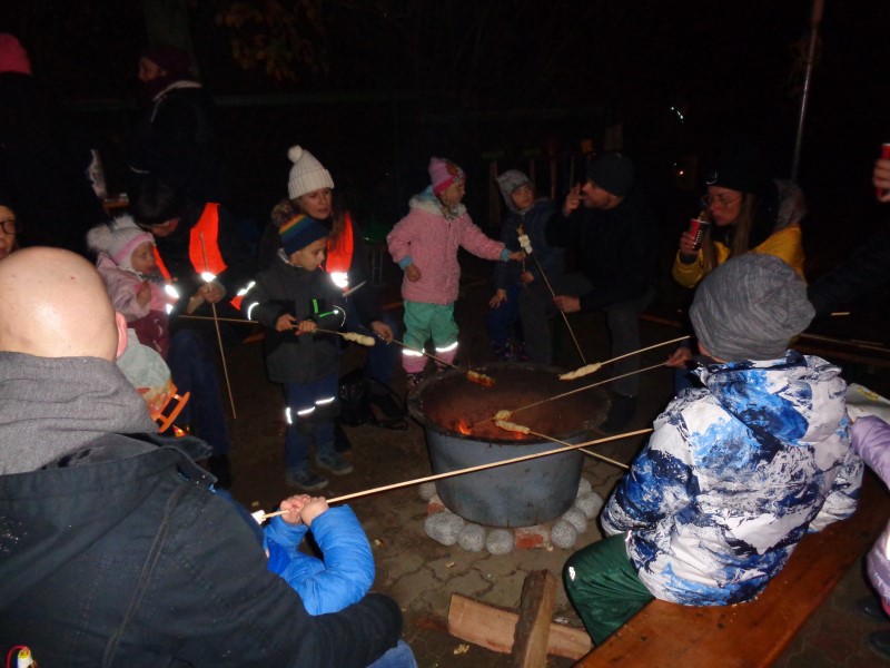 Kinder am Lagerfeuer